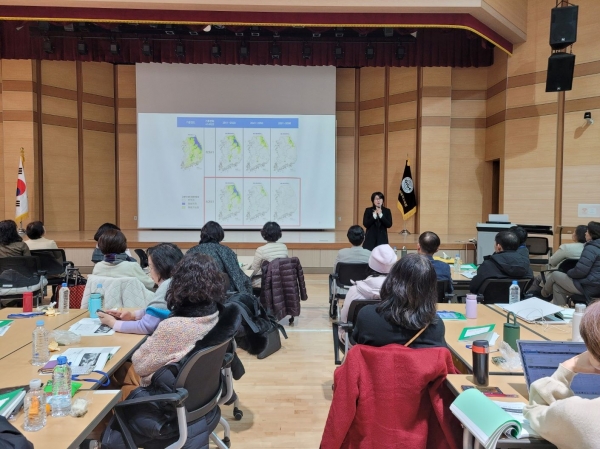 경기도교육청국제교육원(원장 조영민)이 경기도내 유,초,중,고,특수 교장 60명을 대상으로 국제이해교육 직무연수를 실시했다.