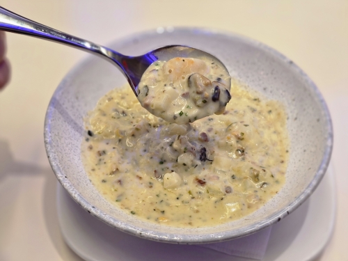 '시푸드 차우더 수프'는 해산물의 감칠맛과 함께 다양한 식감의 조화가 돋보였다. [사진 = 안솔지 기자]