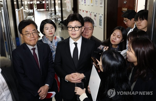 한동훈 국민의힘 대표(가운데)가 7일 국회에서 윤석열 대통령 담화를 지켜본 뒤 당대표실을 나오며 취재진 앞에서 발언하고 있다.