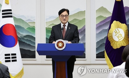 우원식 국회의장이 11일 오후 서울 여의도 국회에서 현안 관련 기자회견을 하고 있다.우 의장은 의정 갈등 해소에 집중하기 위해 특검법 처리를 추석 이후로 미루자고 제안했다.