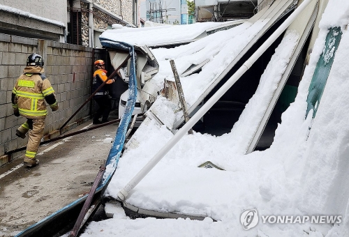 11월 28일 오전 인천시 미추홀구 학익동에서 건물 지붕이 무너져 있다. 인천소방본부 제공