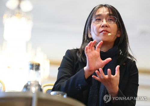 2024 노벨문학상 수상자인 한강이 6일(현지시간) 스웨덴 스톡홀름 노벨상박물관에서 기자회견을 하고 있다.