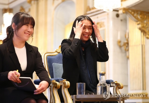 2024 노벨문학상 수상자인 한강이 6일(현지시간) 스웨덴 스톡홀름 노벨상박물관에서 기자회견을 하고 있다.