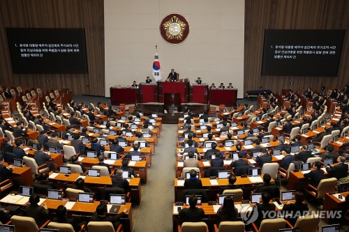 우원식 국회의장이 7일 서울 여의도 국회에서 열린 본회의에서 '윤석열 대통령 배우자 김건희의 주가조작 사건 등의 진상규명을 위한 특별검사 임명 등에 관한 법률안 제의'안을 상정하고 있다.