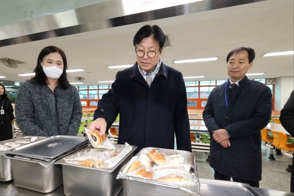 도성훈 인천시교육감이 전국학교비정규직연대회 총파업 있는 6일 오전 인천논현초등학교 급식실을 점검하고 있다.