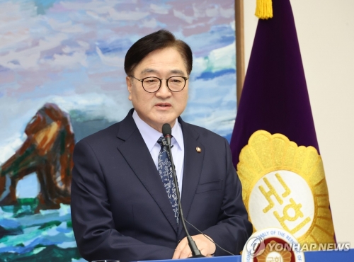 우원식 국회의장이 8일 오후 서울 여의도 국회에서 긴급 기자회견을 열어 한덕수 국무총리와 국민의힘 한동훈 대표의 공동 대국민 담화와 관련해 입장을 밝히고 있다.