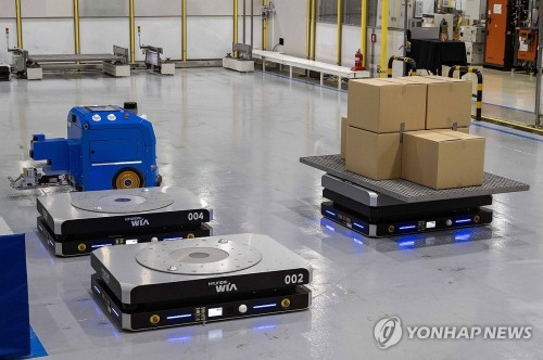 물건을 적재한 물류로봇(오른쪽)이 주변에 위치한 다른 로봇을 인식하고 이동하는 모습.