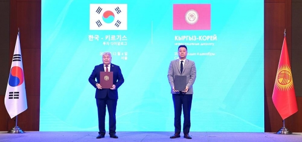 한국수자원공사가 12월 4일 서울 소공동 롯데호텔에서 열린 '투자 다이얼로그' 행사에서 키르기즈공화국과 온실가스 국제감축사업을 통한 재생에너지 확대 개발에 합의했다. 사진은 협약서 교환 후 기념사진을 촬영하는 모습(사진 왼쪽부터 키르기즈공화국 이브라에프 탈라이벡 오무케예비치(Ibraev Taalaibek Omukeevich) 에너지부 장관, 한국수자원공사 한성용 글로벌사업본부장)