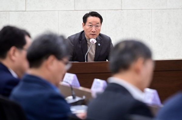 유정복 인천광역시장이 9일 시청 영상회의실에서 '12월 간부회의'를 주재하고 현안관련 민생안정방안 등을 논의하고 있다.