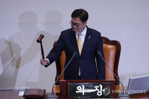 우원식 국회의장이 10일 오후 국회 본회의를 개회하고 있다.