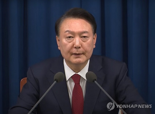 윤석열 대통령이 지난 4일 새벽 용산 대통령실에서 비상계엄 선포 해제를 발표하는 모습