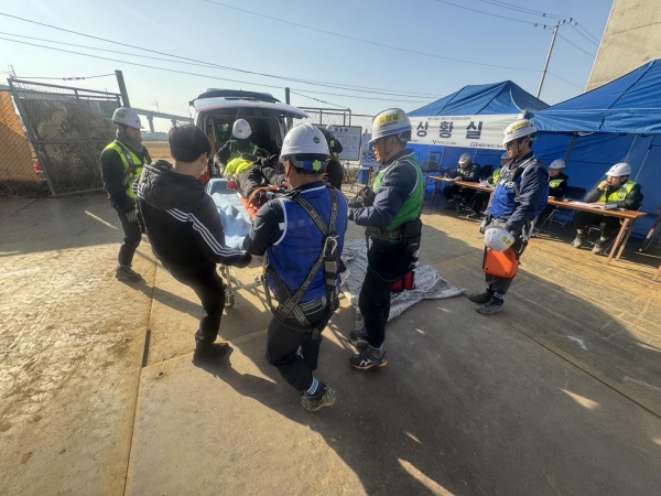 국가철도공단 GTX본부는 협력사와 함께 10일 경부고속철도 평택철도교량 내진성능보강공사 현장에서 비상대응훈련을 시행하고 있다.