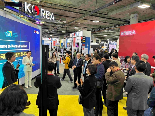 한국기업이 올해에도 CES 혁신상을 휩쓸 전망이다. 얼마 전 미국소비자기술협회(Consumer Technology Association)가 발표한 1차결과에 따르면 전세계 수상기업 292개 중 129개사가 한국기업이다. 산업통상자원부(장관 안덕근)와 KOTRA(사장 강경성)가 지원한 기업도 55개사가 73개 상을 수상하는 쾌거를 올렸다.