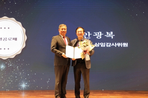 ▲ 왼쪽부터 민병삼 한국공공기관감사협회장, 안광복 강원랜드 상임감사위원 [사진= 강원랜드 제공]