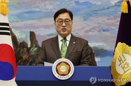 우원식 국회의장이 11일 오전 서울 여의도 국회에서 현 시국과 관련해 기자회견을 하고 있다.