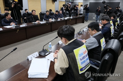 마주앉은 철도 노사