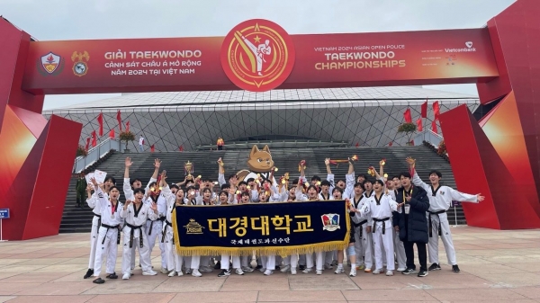 개최장소에서 메달을 딴뒤 화이팅을 하고 있는 대경대 36명의 선수들과 지도교수.(사진제공=대경대학교)