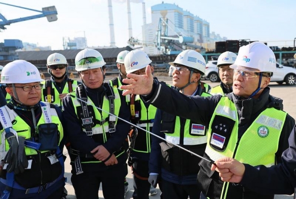한국서부발전은 11일 충남 태안발전본부에서 겨울 전력 수급 대책 기간(2024년 12월 9일~2025년 2월 21일) 발전설비 안정 운영을 위한 전사 전력 수급 대책 화상회의와 현장점검을 진행했다. 이정복 서부발전 사장(오른쪽 첫 번째)이 현장점검에 나선 모습
