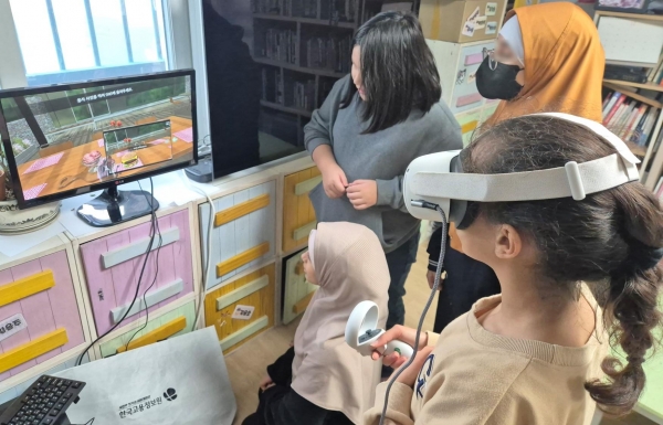 한국고용정보원은 12월 5일 부윤지역아동센터를 방문해 미래직업 VR 체험 One-Day 클래스를 운영했다. 예맨 출신 초등학생이 '식용곤충 요리사'를 VR로 체험하고 있다.