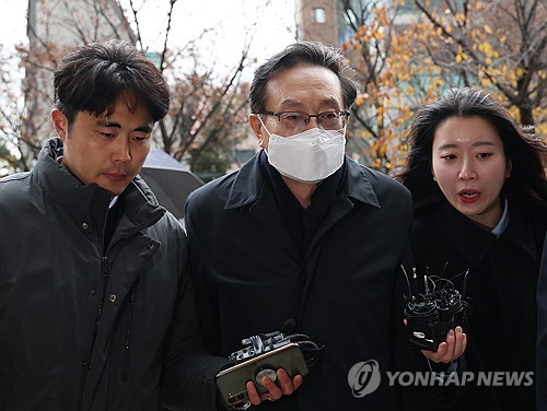 손태승 전 우리금융지주 회장이 지난달 26일 서울 양천구 남부지법에서 열린 특정경제범죄 가중처벌법상 배임 혐의 관련 영장실질심사를 받기 위해 법정으로 향하고 있다.