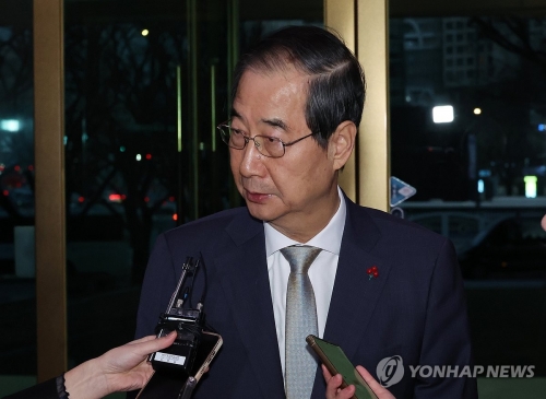 한덕수 국무총리가 14일 국회에서 대통령 탄핵안이 가결된 직후 서울 종로구 정부서울청사로 들어서며 기자의 질문에 답하고 있다.