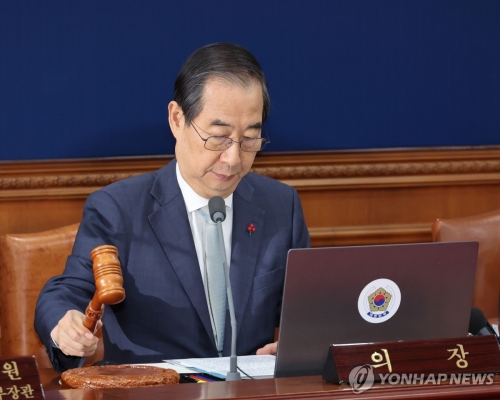 한덕수 대통령 권한대행 겸 국무총리가 14일 서울 종로구 정부서울청사에서 열린 임시 국무회의에서 개회를 선언하고 있다.