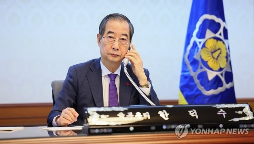 한덕수 대통령 권한대행 겸 국무총리가 15일 오전 서울 종로구 정부서울청사에서 조 바이든 미국 대통령과 통화하고 있다. [사진=국무총리실]