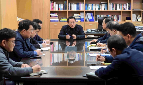 유정복 인천광역시장이 14일 시청 집무실에서 대통령 탄핵소추안 가결에 따른 간부회의를 하고 있다.