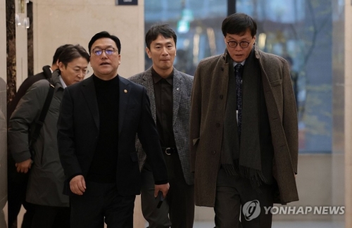 김병환 금융위원장(왼쪽부터), 이복현 금융감독원장, 이창용 한국은행 총재.