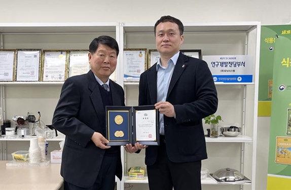 (좌) (주)유닛시스템 박홍균 대표, (우)경복대학교 허서윤 창업보육센터장 (사진제공=경복대학교)