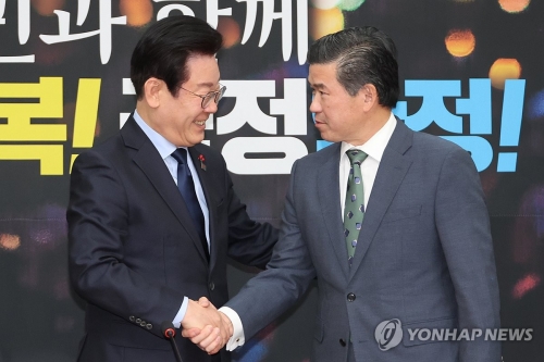 더불어민주당 이재명 대표가 16일 오후 서울 여의도 국회에서 제임스 김 주한미국상공회의소(암참) 회장을 접견하고 있다.
