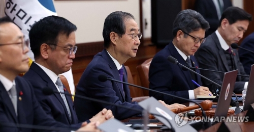 한덕수 대통령 권한대행 국무총리(왼쪽에서 두번째)가 17일 서울 종로구 정부서울청사에서 열린 국무회의에서 발언하고 있다