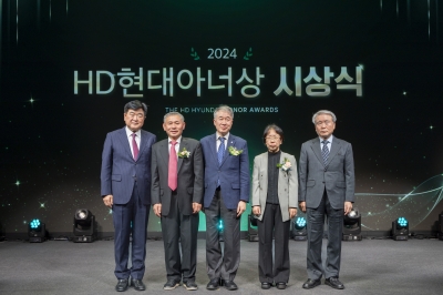 17일 HD현대 글로벌R&D센터에서 열린 '제2회 HD현대아너상 시상식'에서 수상자들이 기념 촬영하고 있다.[사진=HD현대1%나눔재단]