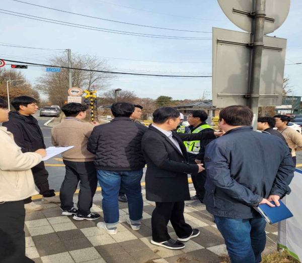 국가철도공단 수도권본부와 고양시청, 고양경찰서가 함께 교외선 교통신호와 건널목 안전장치 연동이 적절히 이루어졌는지 합동 점검하기 위해 모였다.