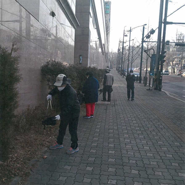 성남시 어르신 소일거리 분야 중 환경정비 모습.