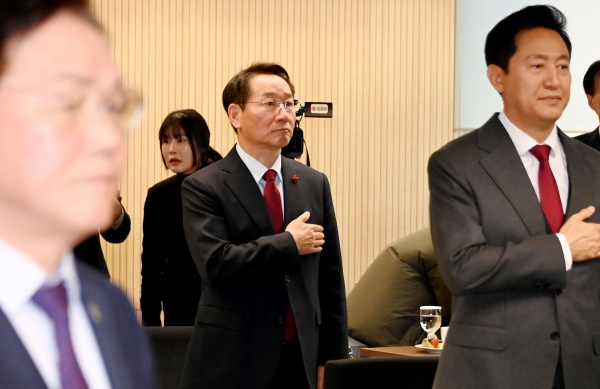 유정복 인천광역시장이 17일 서울시 대한민국시도지사협의회에서 열린 '제60차 대한민국시도지사협의회 총회'에서 국민의례를 하고 있다.