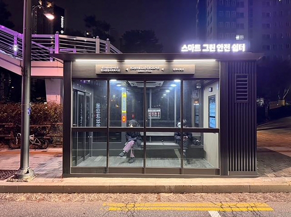 성남시 판교원마을 1,2단지 버스정류장에 설치된 스마트그린안전쉼터.