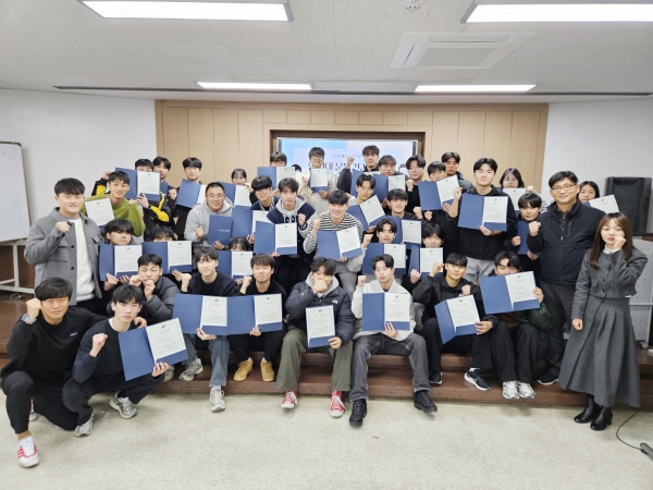 3개월간의 장애인 운동재활 프로그램 종료 후 '장애운동재활 전문가 양성과정'수료증 전달. (인천대학교 운동건강학부 장애운동재활전공 구성원 및 인천광역시장애인종합복지관 황성주 관장님, 김지원 대리)