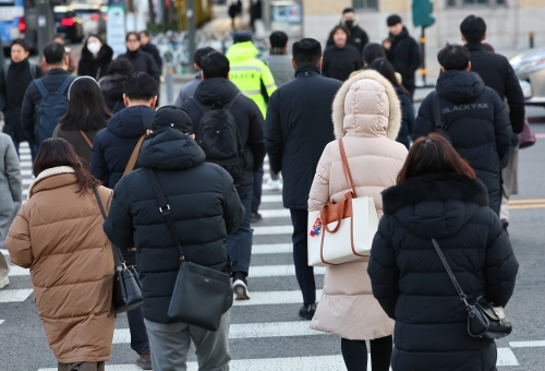 지난 16일 서울 종로구 광화문네거리에서 외투를 입은 시민들이 길을 건너고 있다. 사진=연합뉴스