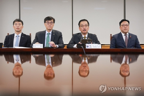 최상목 경제부총리 겸 기획재정부 장관이 19일 오전 서울 중구 은행회관에서 열린 거시경제금융회의에서 발언하고 있다. 왼쪽부터 이복현 금감원장, 이창용 한국은행 총재, 최 부총리, 김병환 금융위원장.