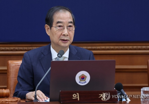 한덕수 대통령 권한대행 국무총리가 19일 정부서울청사에서 임시 국무회의를 주재하고 있다.