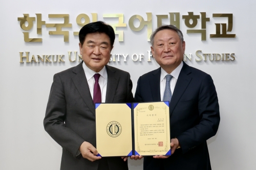 권오갑 HD현대 회장(왼쪽)과 박정운 한국외대 총장[사진=HD현대]