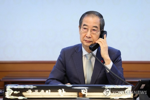 한덕수 대통령 권한대행 국무총리가 19일 정부서울청사에서 이시바 시게루 일본 총리와 전화 통화를 하고 있다.