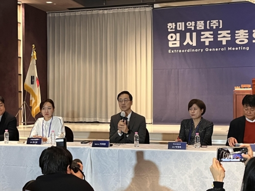 19일 한미약품 임시주주총회장에서 간담회 진행하는 박재현 대표