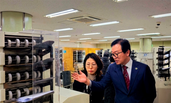 19일 KB신용정보 전자화 작업장에서 관계자들이 작업 과정에 대한 의견을 나누고 있다. (왼쪽부터) KB신용정보 이유진 차장, KISA 이상중 원장