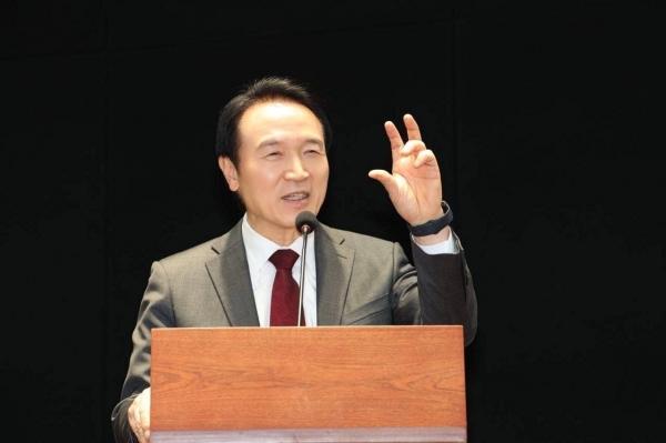 임태희_경기도교육감이 17일_경기도교육청 북부청사_대강당에서 열린 '2024년_청렴조직문화_우수사례 경진대회'에서 총평을 하고있다.