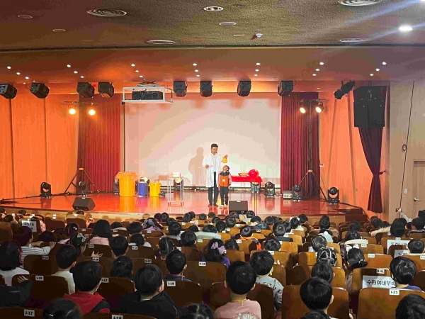 경기도교육청남부유아체험교육원(원장 진영란)이 찾아가는 문화예술 공연 '수리수리 과학마술콘서트'를 개최했다.