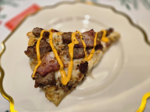 '치즈멜팅버거패티'는 맘스터치 버거 특유의 맛을 피자로 구현했다. [사진 = 안솔지 기자]