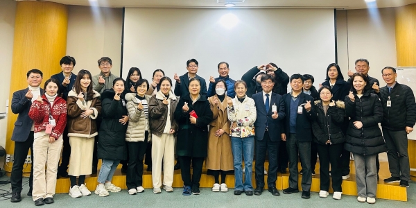 '교원 초청 원자력 소통과 공감의 날' 프로그램에 참여한 교원들이 기념 사진을 촬영 중이다. (사진제공=한전원자력연료)