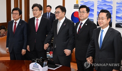 우원식 국회의장이 지난 17일 오후 서울 여의도 국회에서 국민의힘 권성동 대표 권한대행 겸 원내대표, 더불어민주당 박찬대 원내대표와 대화하기에 앞서 기념촬영 하고 있다.(왼쪽부터)국민의힘 박형수 원내수석부대표·권성동 대표 권한대행 겸 원내대표, 우원식 의장, 더불어민주당 박찬대 원내대표·박성준 원내수석부대표.